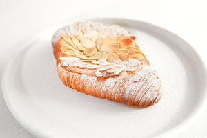 Drivu Almond Croissant