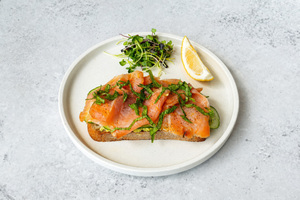 Drivu Smoked Salmon w/ Edamame Hummus
