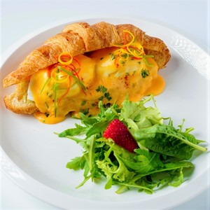 Drivu Croissant Egg Benedict 