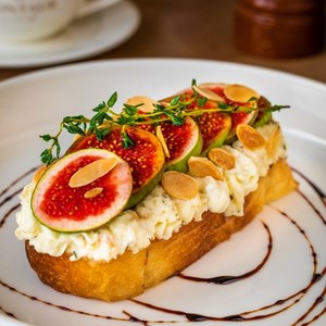 Drivu Creamy Cheese with Figs Toast