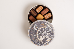 Drivu By The Moon: Truffles & Pralines Round Box of 8