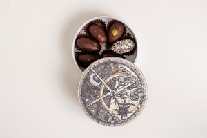 Drivu By The Moon: Dark Chocolate Dates Round Box of 7