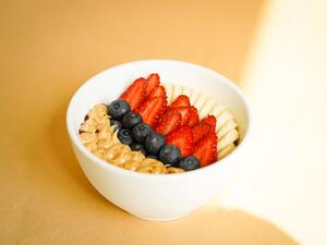 Drivu Acai Bowl with strawberry, blueberry and banana