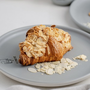 Drivu Almond Croissant