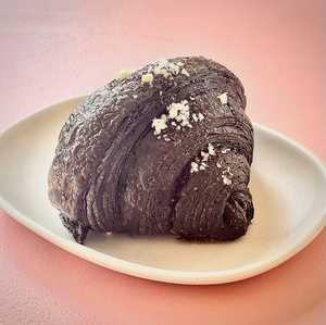 Drivu Charcoal Zaatar Croissant