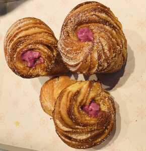 Drivu Cream Berry Cruffin