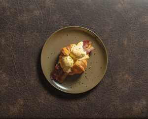 Drivu Egg Benedict Croissant 