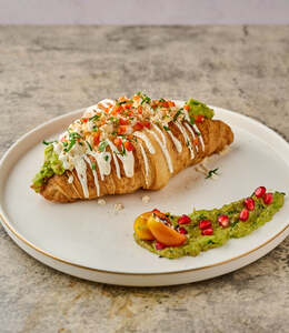 Drivu Scrambled Egg & Avo Croissant