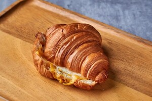 Drivu Zaatar & Mozzarella Croissant