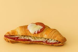 Drivu Mozzarella & Tomato Croissant