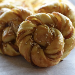 Drivu Dates Sesame Roll