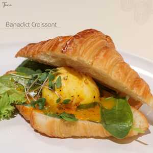 Drivu Croissant Benedict