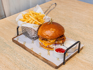Chicken Burger - Cafe James - Al Qana abu-dhabi