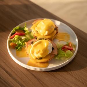 Drivu Eggs Benedict