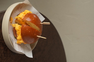 Basic Bun with egg cheese and caramelised onion - Como Lounge Dubai dubai