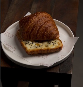 Drivu Croissant With Honey And Cheese