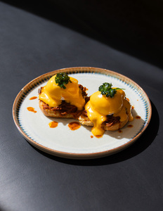 Drivu Pulled Beef Benedict