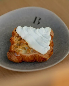 Drivu Geymar & Honey Croissant