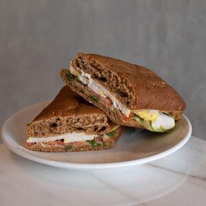 Drivu Roast Chicken Ciabatta Sandwich | ساندويتش دجاج مشوي في خبز تشاباتا بني