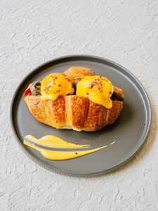 Drivu Croissant Eggs Benedict