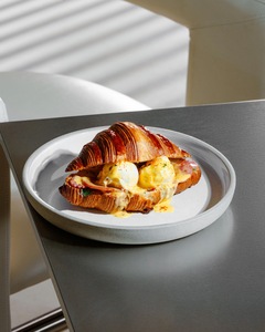 Drivu Croissant Benedict