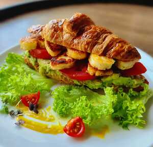 Drivu Halloumi With Croissant