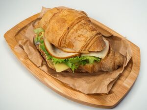 Drivu COMBO: Turkey & Cheese Croissant, Soft Drink & Chips