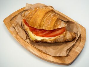 Drivu COMBO: Cheese & Tomato Croissant, Soft Drinks & Chips