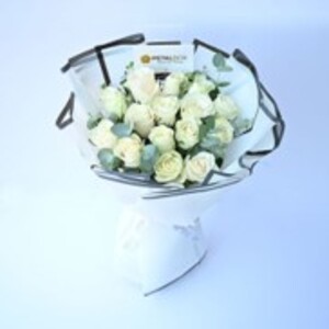 Drivu Heavenly White Rose Bouquet