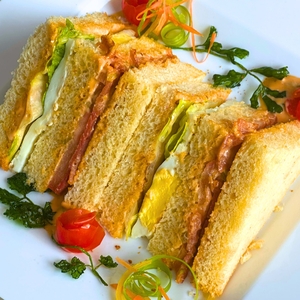 Drivu Turkey & Egg Club Sandwich