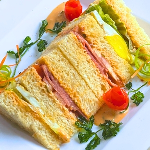 Drivu Beef Bacon & Egg Club Sandwich