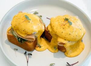 Drivu Spicy Eggs Benedict Cruffin