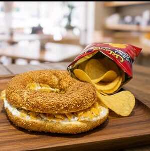 Drivu Chips Oman & Cream cheese Simit