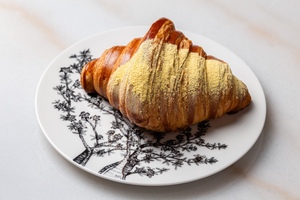 Drivu Saffron Croissant