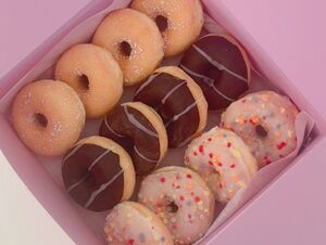 Drivu Box of 12 Fluffy Assorted Donuts