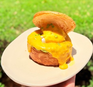 Drivu Croissant -Egg Benedict