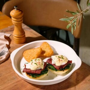 Drivu Eggs Benedict with Smoked Salmon or Bacon