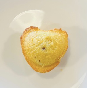 Choco Filled Heart Madeleine | مادلين على شكل قلب محشو بالشوكولاتة - O Cafe ras-al-khaimah
