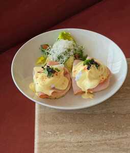 Drivu Turkey Ham Benedict