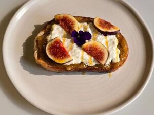 Drivu Organic Figs & Burrata Toast