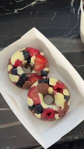 Drivu Chocolate Berries Donuts