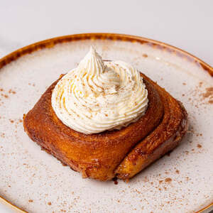 Drivu Cinnamon Roll with Cream Sauce