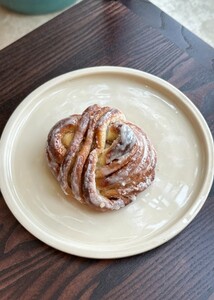 Glazed Cinnamon Bun - Bageri Form dubai