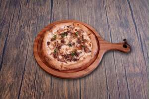 Mussakhan chicken pizza - Wolves Cafe sharjah