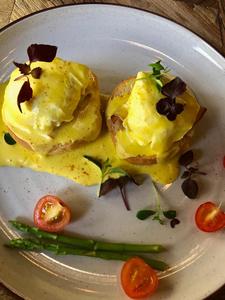 Drivu Eggs Benedict