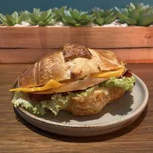 Drivu Smoked Turkey Ham Croissant