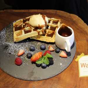 Drivu Waffle with Vanilla Ice Cream & Chocolate