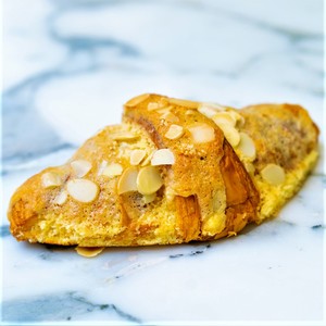 Drivu Almond croissant