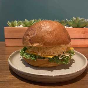 Drivu Cheese & Tomato Brioche Bunn