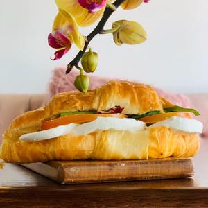 Drivu Croissant Caprese